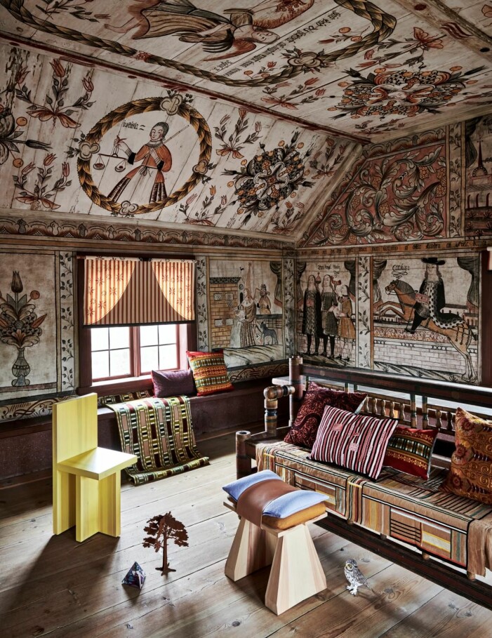 Alla kuddar är handsydda av återanvänt tyg från Skansens museums arkiv, finns i Skansenbutiken, 699– 2 499 kr. Liten trädskulptur i rostigt järn, 599 kr, Skansenbutiken. Glaspyramid av Sara Lundkvist, 4 000 kr, Something Something. Gul stol, 9 000 kr, Magniberg. Pall med kuddar av Elsa Torell Nordgren, Victor af Wetterstedt och Felizia Matthews, 15 000 kr, Something Something. Träuggla av Sam Stigsson, 2 500 kr, Konsthantverkarna. Textil i fönstret, Limpopo, 3 825 kr/m, Pierre Frey och textil i soffan, Croisette, 3 100 kr/m, Pierre Frey. Kudde till vänster i tyget Indian flock velvet, 1 880 kr/m, Morris & Co. Så inreder du med cottagecore