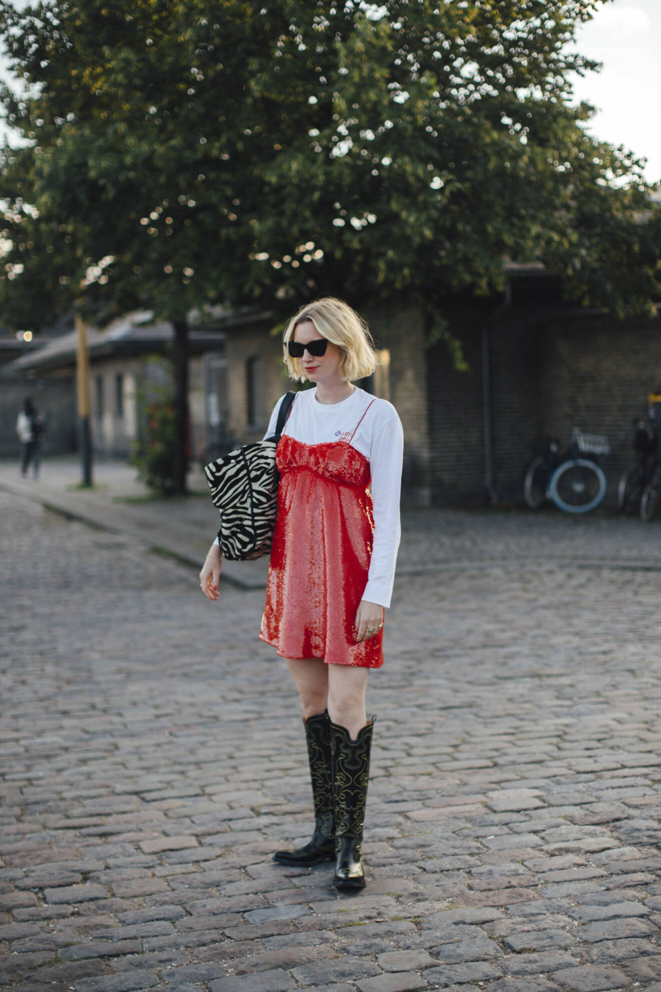 kvinna iklädd klänning och svarta boots street style köpenhamn