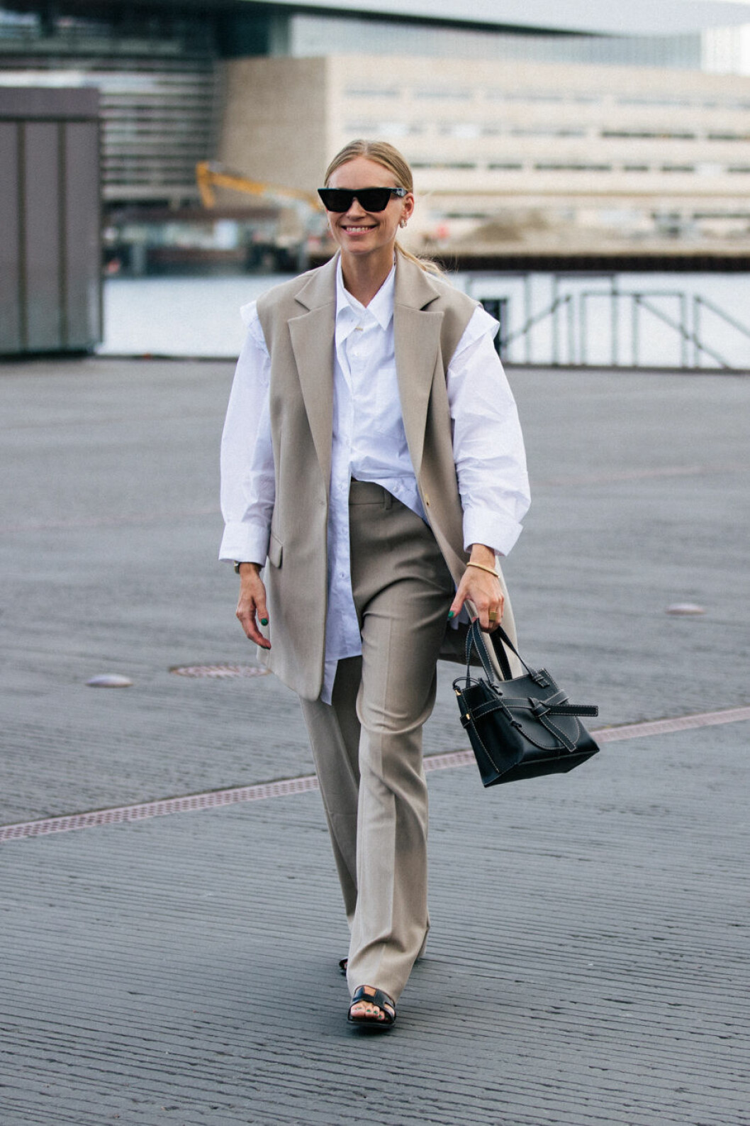 Spotted under Köpenhamns modevecka – <a target="_blank" href="https://www.instagram.com/tineandreaa/?hl=en">Tine Andrea Lauvli</a> i skräddad stengrå väst från House of Dagmars höstkollektion. Spotted under Köpenhamns modevecka – Tine Andrea Lauvli i skräddad stengrå väst från House of Dagmars höstkollektion.