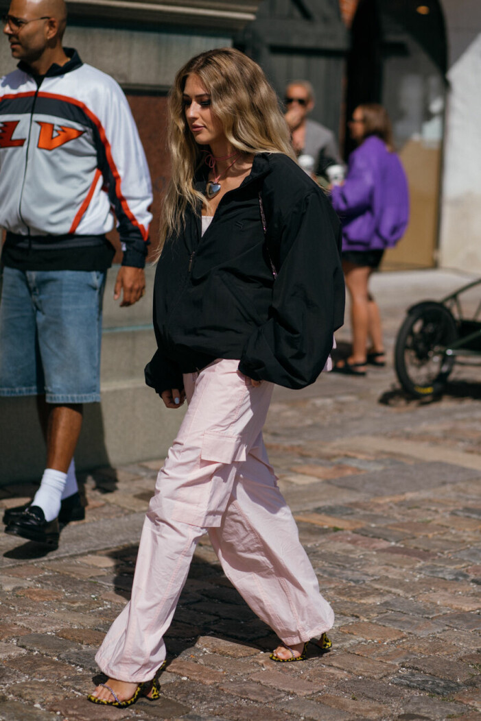 Emili Sindlev får oss att vilja välkomna mer rosa och mer cargo-inspirerat in i garderoben.
