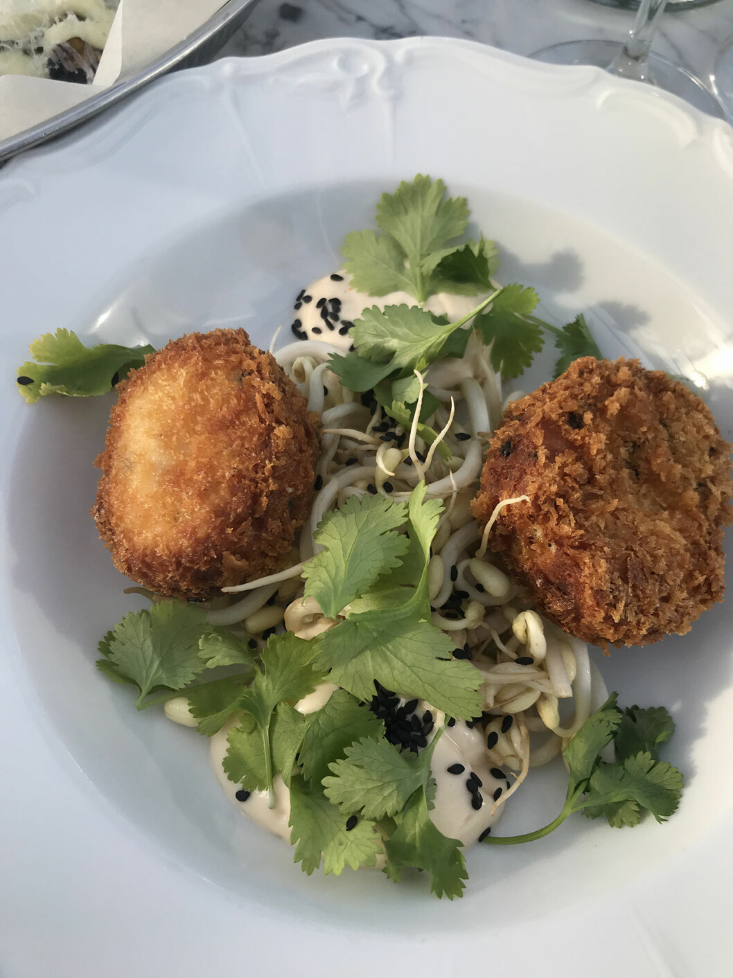 Crab cakes med sojamajjo och koriander.