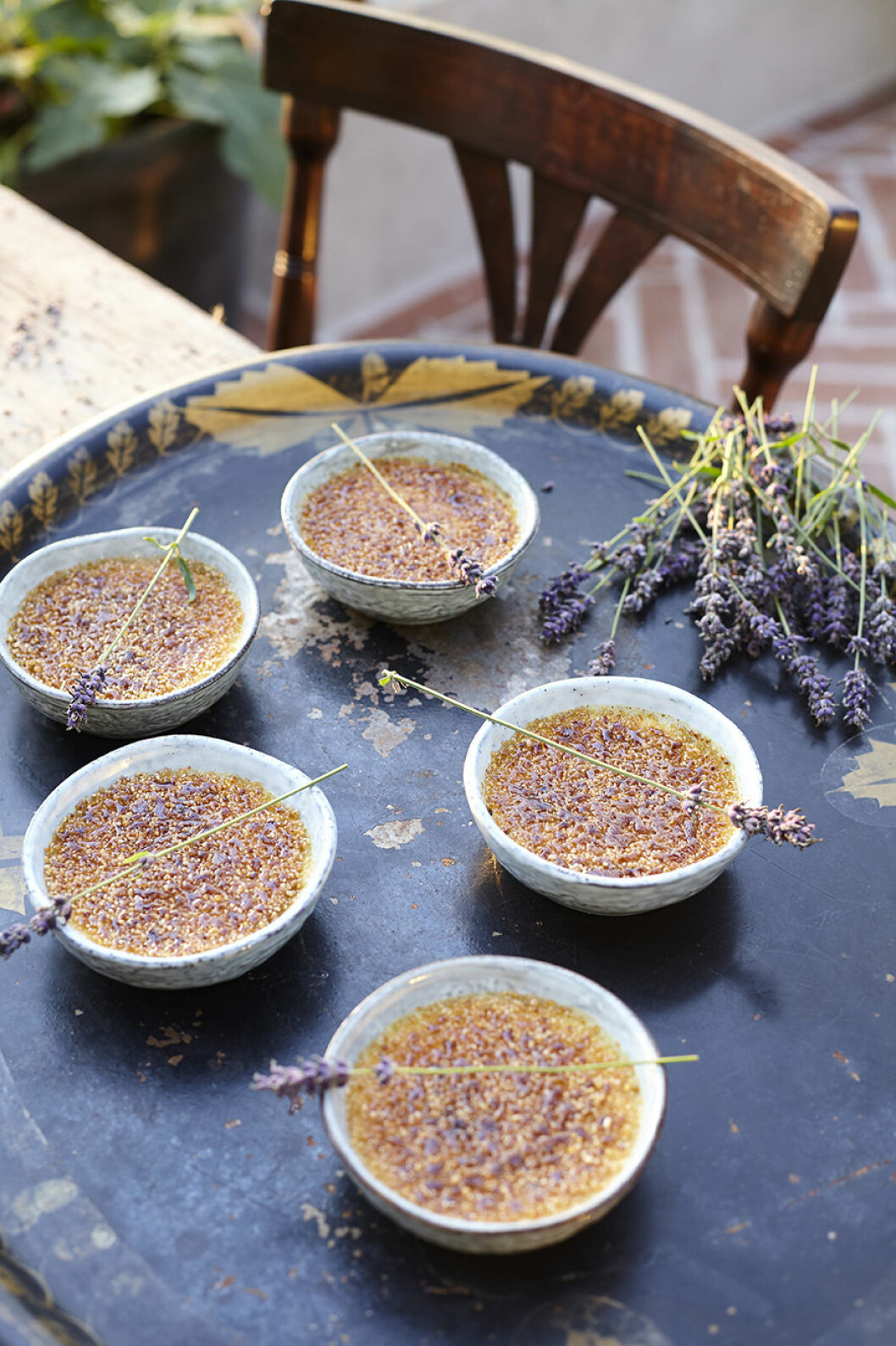Ljuvlig dessert med smak av lavendel. Recept crème brulée med lavendel