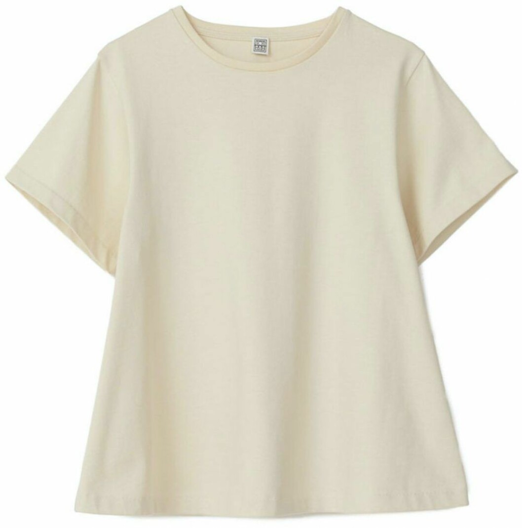 t-shirt i krämvit nyans från Totême.