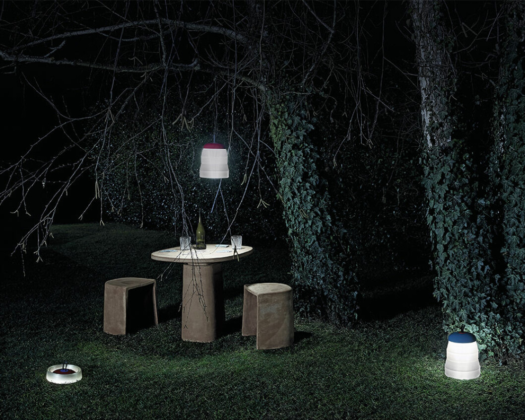 Lampan <em>Cri Cri</em> från Foscarini är lätt att bära och flytta runt i trädgården. Foto: Foscarini Cri Cri från Foscarini