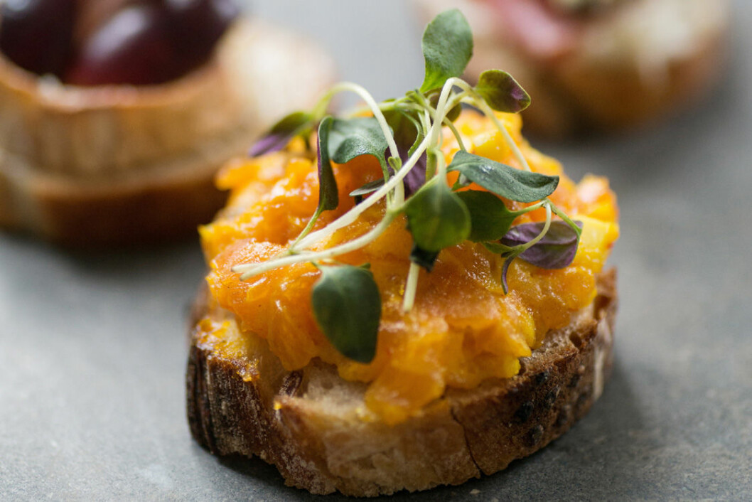Crostini med rökt lax och saffran. Crostini med rökt lax och saffran.
