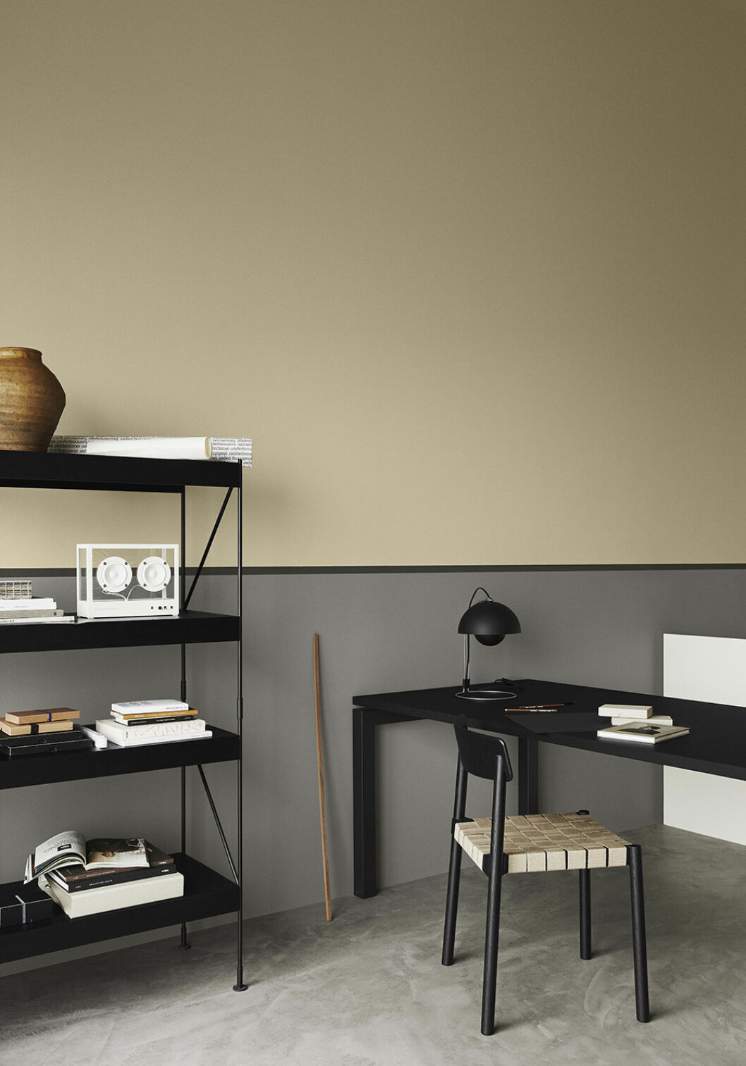 Det gula syns även i en grådämpad tappning, här hos Jotun i färgen <em>11174 Curious Mind</em>. Foto: Line T. Klein Styling: Kråkvik & D’Orazio för Jotun 11174 Curious Mind är en grådämpad gul färg från Jotun