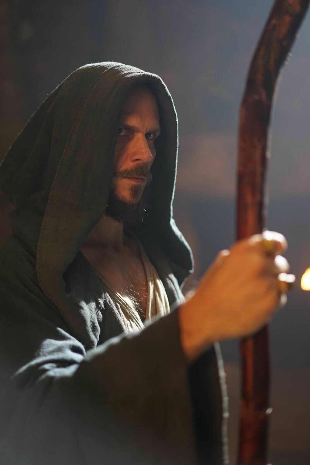 Gustaf Skarsgård medverkar i <em>Cursed</em>. Gustaf Skarsgård medverkar i Cursed.