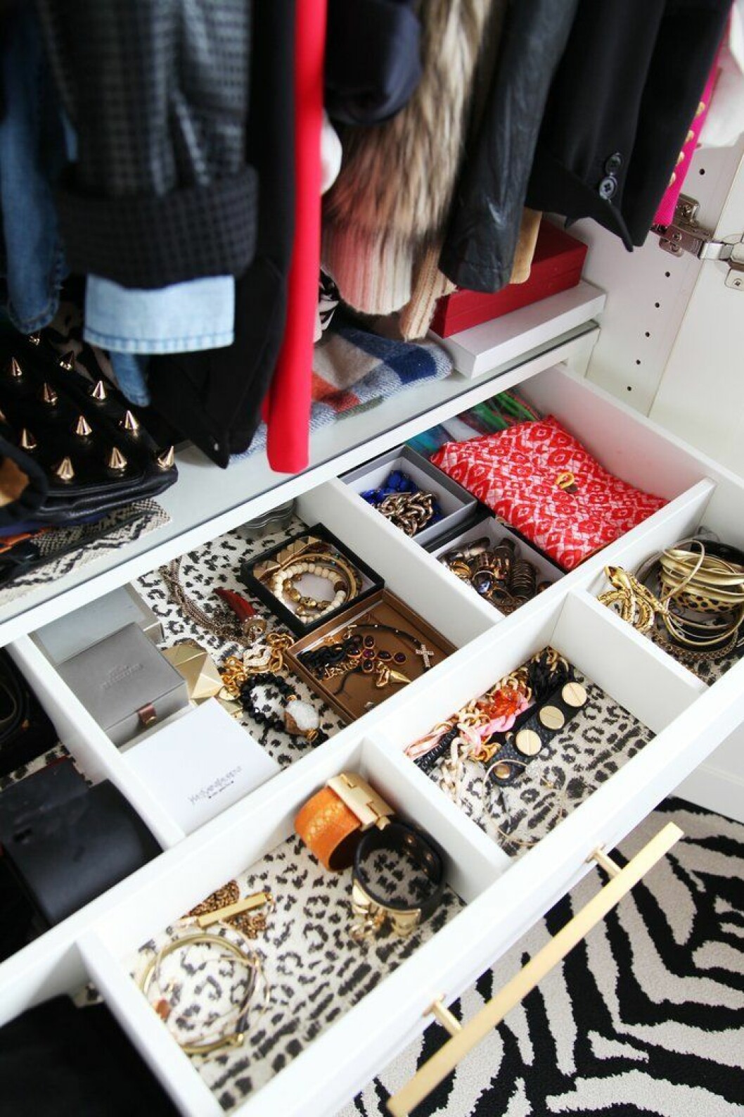 Via: <a href="http://madebygirl.blogspot.ca/2012/08/my-nyc-closet.html" target="_blank" rel="noopener">Made by girl</a> Välorganiserad walk-in closet