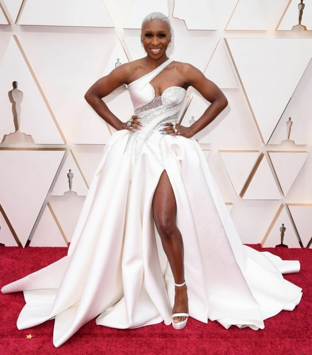 Cynthia Erivo i vit klänning på röda mattan