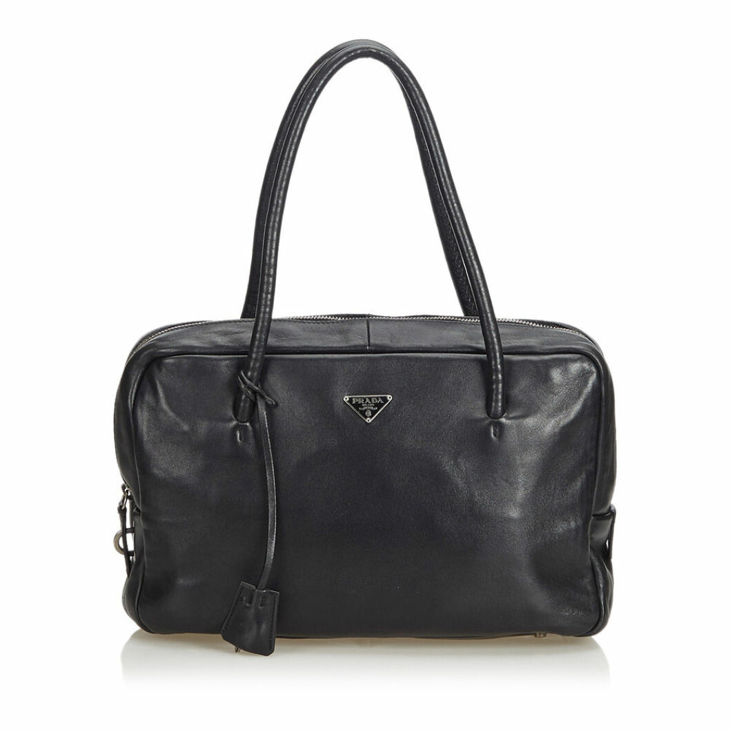 Svart vintageväska i läder med handtag från Prada.