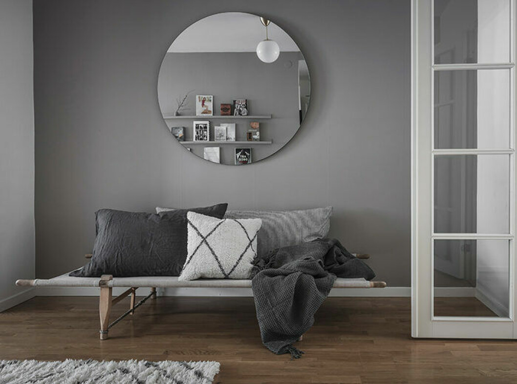 Foto: Anders Bergstedt Styling: Elli Roshandel för <a href="https://www.instagram.com/entrancemakleri/?hl=sv" target="_blank" rel="noopener">Entrance</a>/mäklare: Erika Bergholm Dagbädden blir en fin läshörna - särskilt i den tomma inre hallen