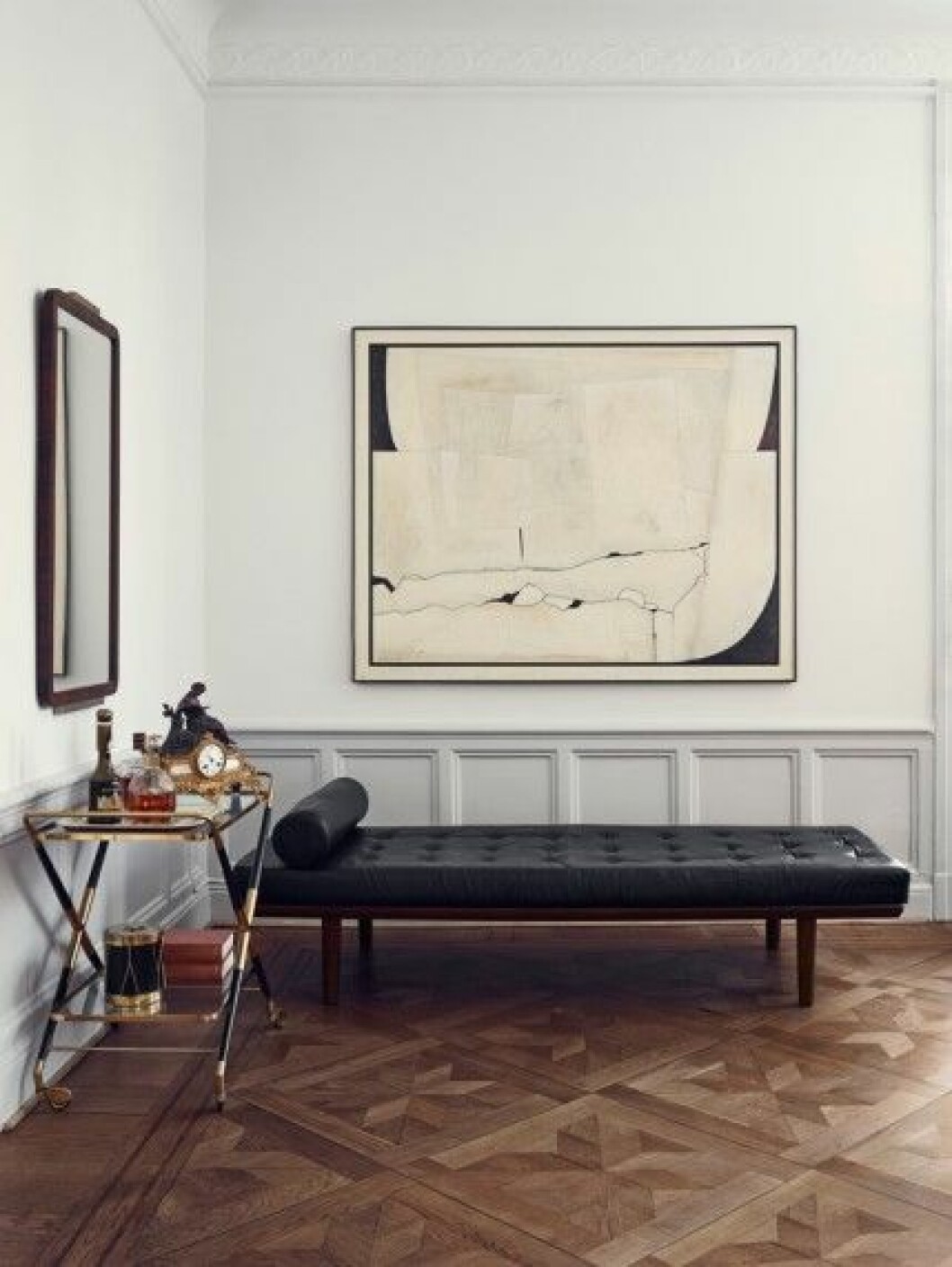 Konstnären Albert Johansson, lärling till Olle Bærtling, är en favorit och familjen har flera verk, bland annat detta. Dagbädd, design Hans J Wegner för Getama. Serveringsbordet sägs vara signerat den italienska formgivaren Cesare Lacca. dagbädd-hans-j-werner-getama
