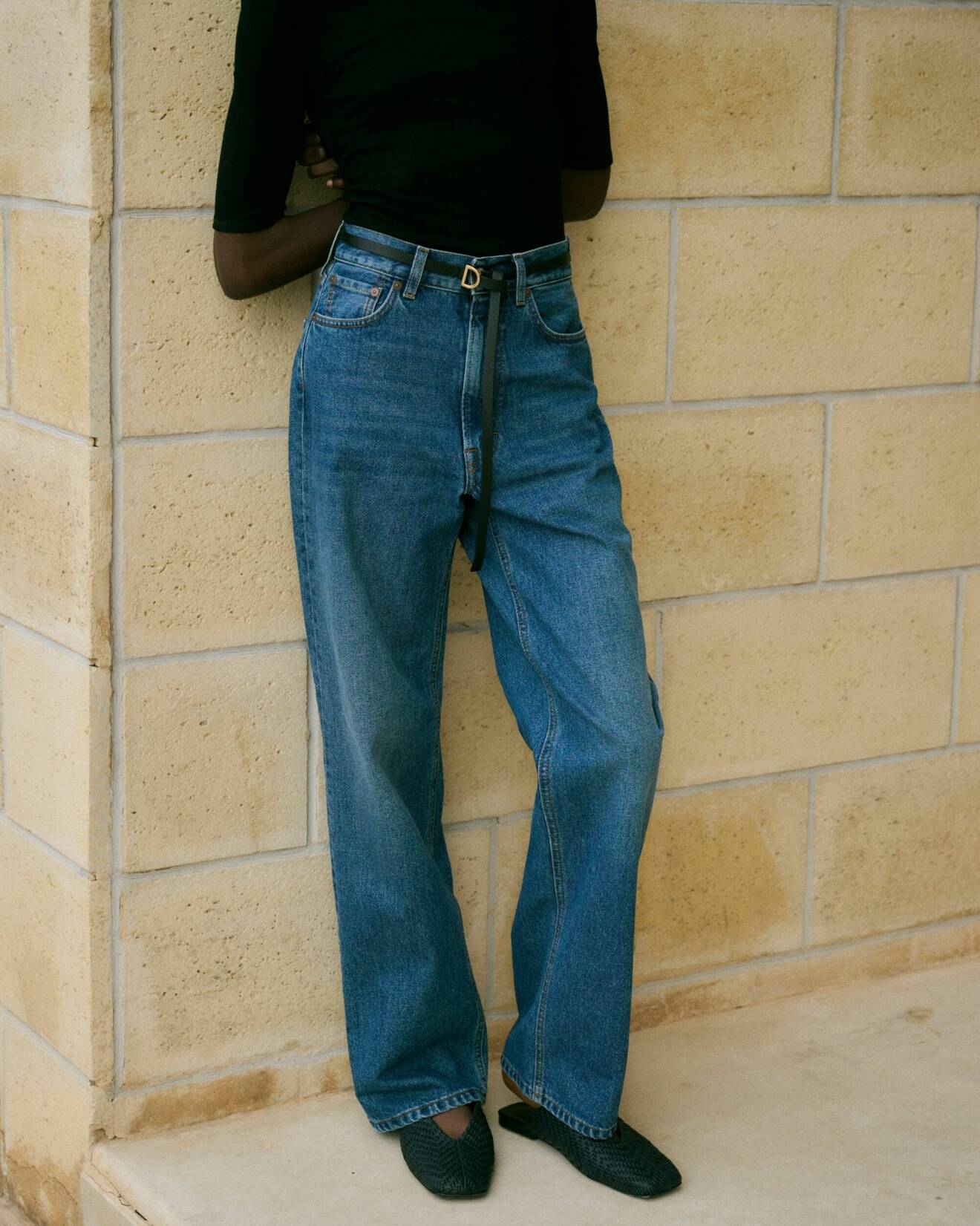 blå vida jeans med rak modell från Dagmars denimkollektion höst 2023