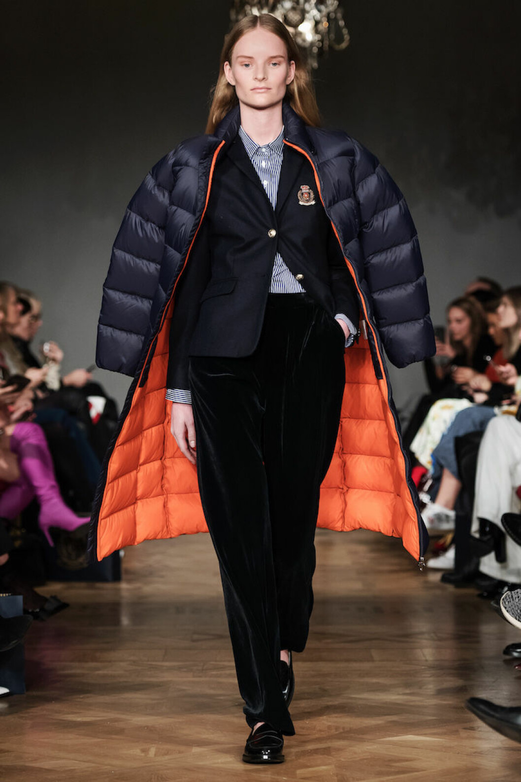 New House AW18 Blå dunjacka med detaljer i orange från New House AW18.