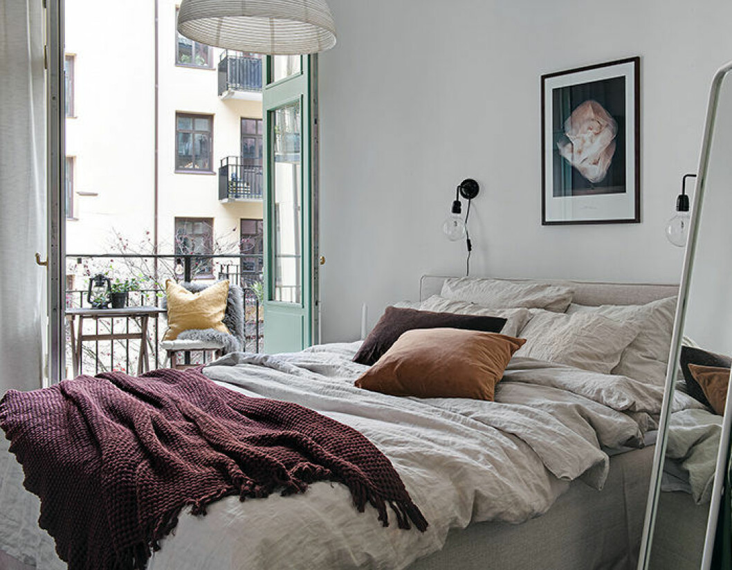 Dämpade färgklickar ger liv åt inredningen. | Foto: Fredrik J Karlsson Styling: Hannah Heyman för Alvhem/mäklare: Anna-Kajsa Nylander Dämpade färgklickar är snyggt i den skandinaviska inredningen