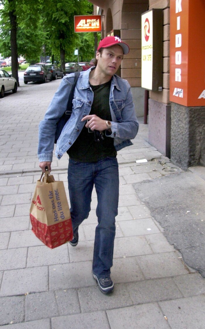 En av de första bilderna på prins Daniel efter att det avslöjats att han var kronprinsessan Victorias nya kärlek. Daniel Westling i keps och jeansjacka