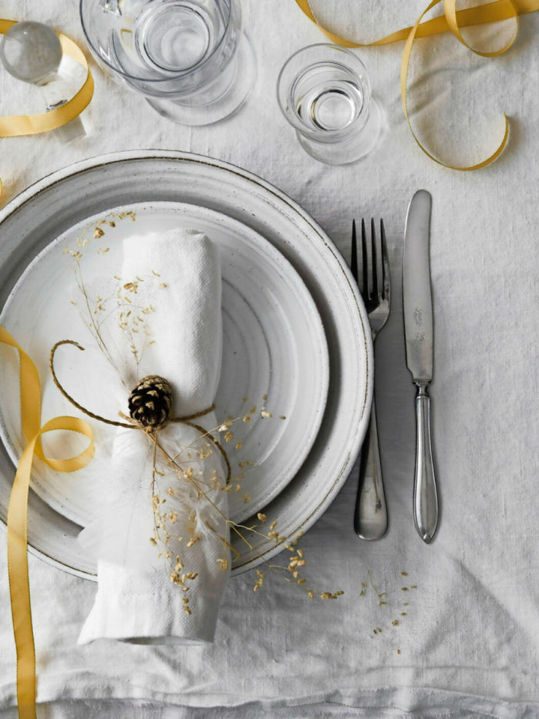 Servisen av keramikern Ann-Katrin Braf passar perfekt med linneduk och servett. Servis från Ann-Katrin Braf
