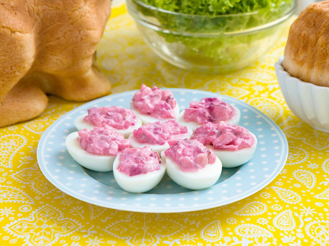 Dansk sillsallad på ägghalvor.