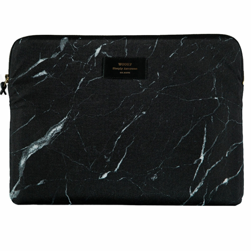 <em>Laptopfodral med marmormönster från Wouf</em>. <a href="https://track.adtraction.com/t/t?a=1200569810&as=1213658063&t=2&tk=1&epi=datorfodral&url=https://www.nordiskagalleriet.se/wouf/laptopfodral-13-black-marble-2" target="_blank" rel="noopener">Här kan du köpa det</a>. Svart datorfodral i marmor
