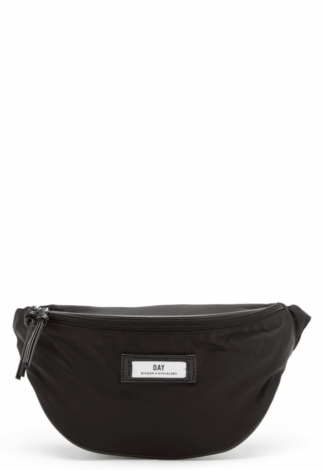 En sportigare modell från Day Birger et Mikkelsen. <a href="https://track.adtraction.com/t/t?a=462891025&as=1212076637&t=2&tk=1&epi=magvaska&url=https://www.bubbleroom.se/sv/kl%C3%A4der/kvinna/day/midjev%C3%A4skor/day-gweneth-bum-bag-12000-black" target="_blank" rel="noopener">Här kan du klicka hem den</a>. Day magväska