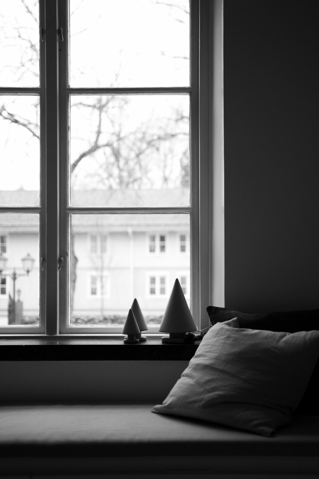 fönsterbräde med minimalistiskt julpynt