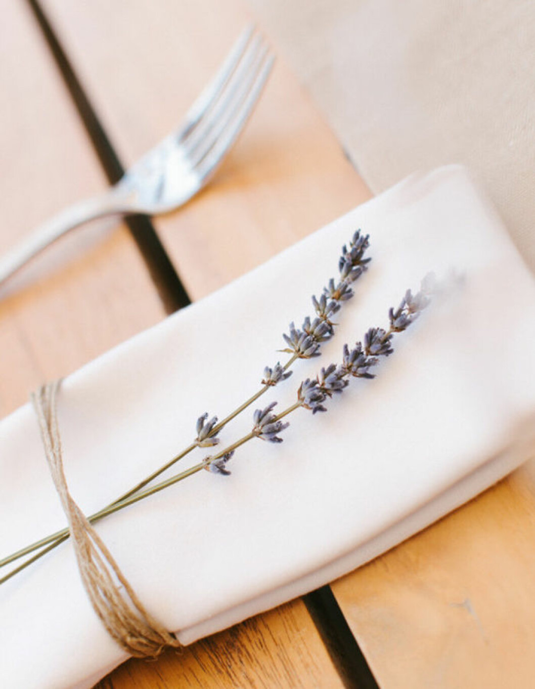 Sommarblommig dukning. Foto: <a href="http://www.stylemepretty.com/vault/image/848244" target="_blank" rel="noopener">Yiannis Alefantou, Adam Alex/Stylemepretty.com</a> Sommarblommig dukning.