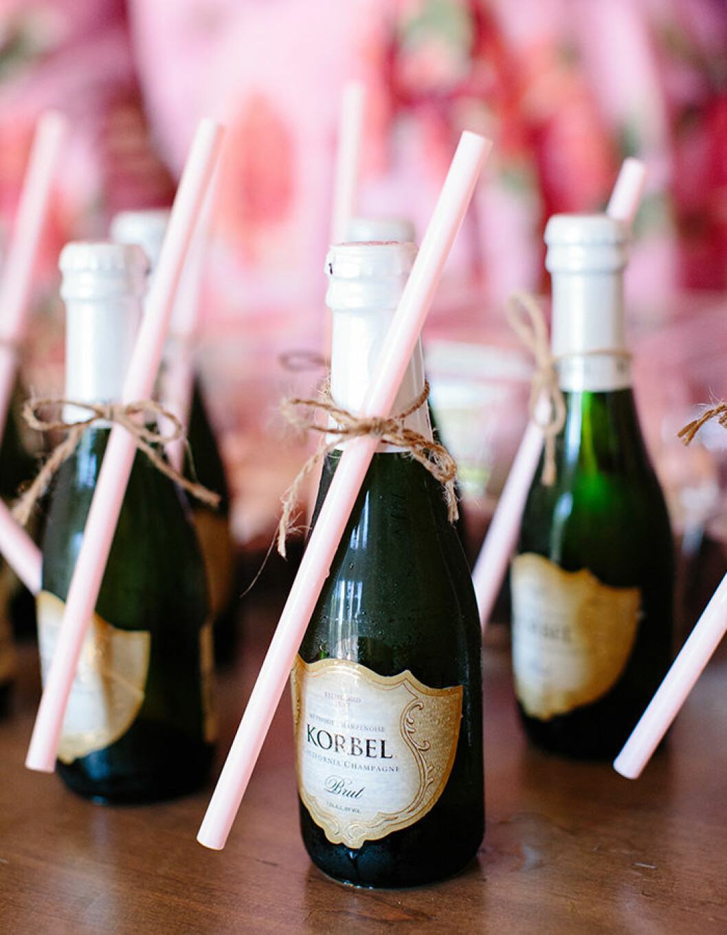 Byt ut champagneglasen. Foto: <a href="http://www.briannavenzke.com/del-sur-ranch-house-wedding/" target="_blank" rel="noopener">Briannavenzke.com</a> Byt ut champagneglasen.