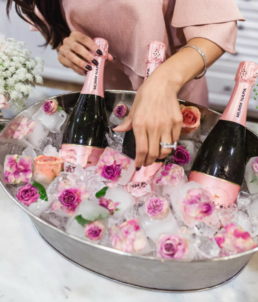 Dekorera champagnekylaren. 