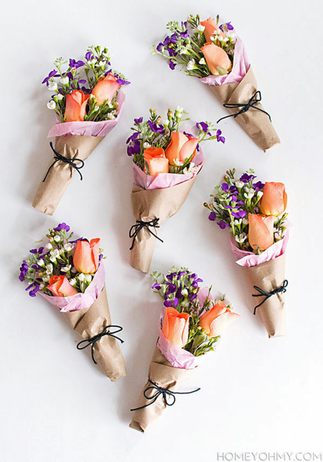 Små buketter. Foto: <a href="http://www.homeyohmy.com/diy-mini-flower-bouquets/?utm_content=buffer35caf&utm_medium=social&utm_source=pinterest.com&utm_campaign=buffer" target="_blank" rel="noopener">Homeyohmy.com</a> Små buketter.