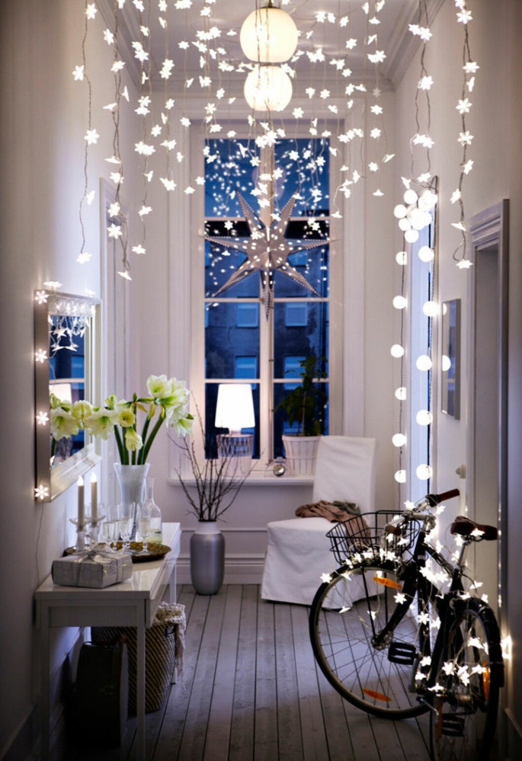 Dekorera med ljus i jul – piffa till hallen som hos Ikea 