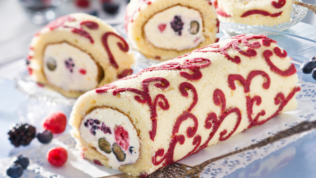 Fyllning: Vispa grädden, men inte alltför fast. Tillsätt mascarponeost, florsocker och vaniljsocker och vispa snabbt samman till en slät kräm. Vänd varsamt ner bären. Lägg fyllningen i en jämntjock sträng i ovankanten på bottnen. Rulla samman med hjälp av bakpapperet så att skarvarna möts. Rulla in längden i papperet och spänn detta så att längden blir jämntjock och fin. Dekorera rulltårta steg för steg