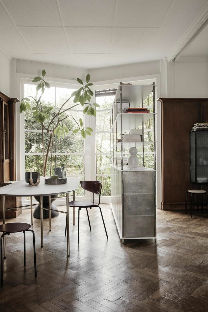 En bokhylla eller ett skåp kan dela av den öppna planlösningen och skapa fler rum i rummet. Foto: Ferm Living dela av rummet med en bokhylla