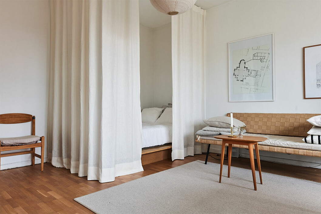 Foto: Peo Bengtsson för <a href="https://www.instagram.com/bjurfors_stockholm/?hl=sv" target="_blank" rel="noopener">Bjurfors</a>/mäklare: Anna Kling dela av med gardiner