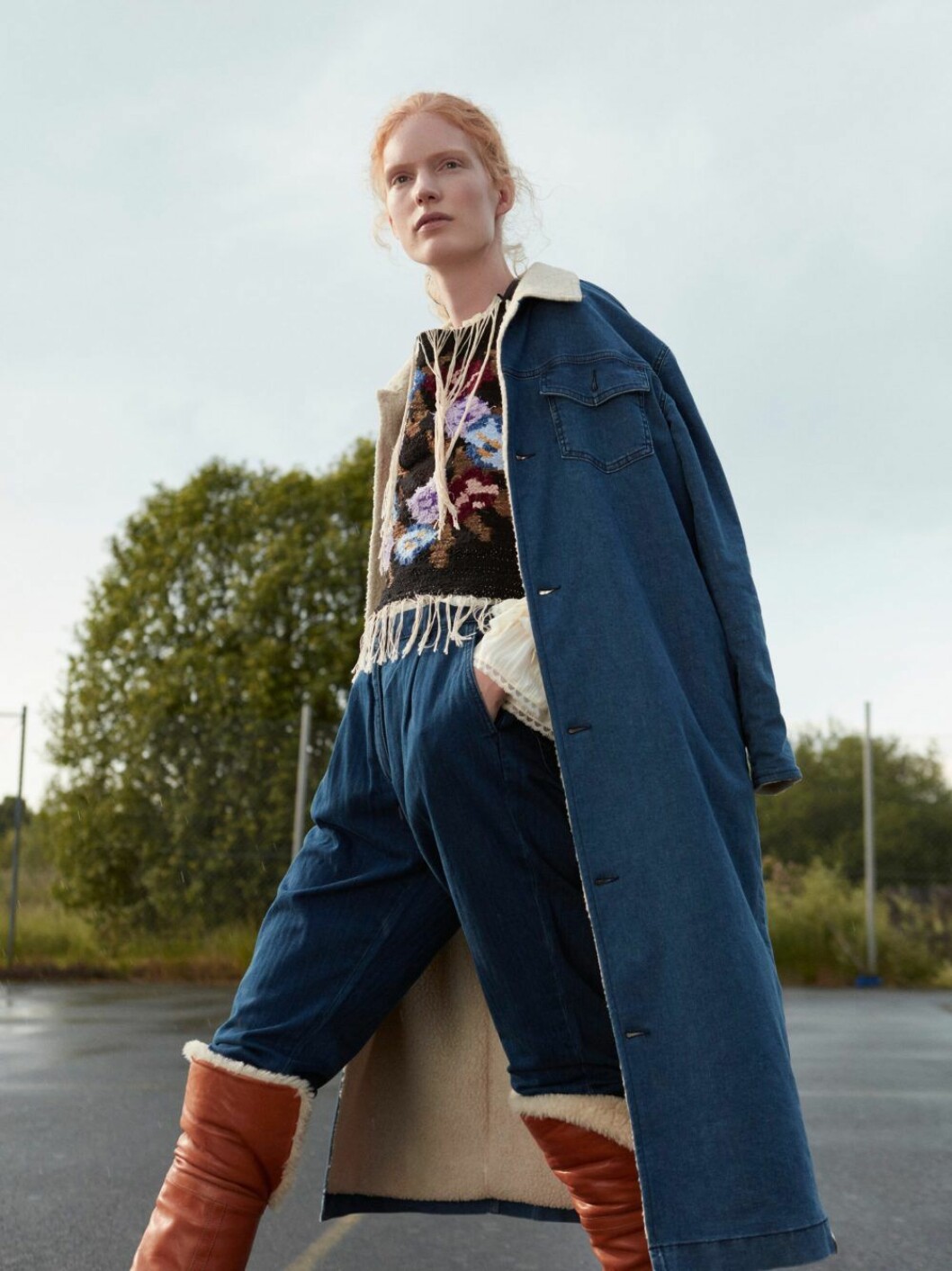 Denimkappa, 1 499 kr, I Dig Denim. Väst, 8 430 kr, Litkovskaya. Kråsblus, 6 893 kr, Koché. Denimbyxa, 350 kr, Monki. Stövlar, 15 793 kr, Celine. Mörkblå denimkappa med jeans, hösttrend 2019 – denim