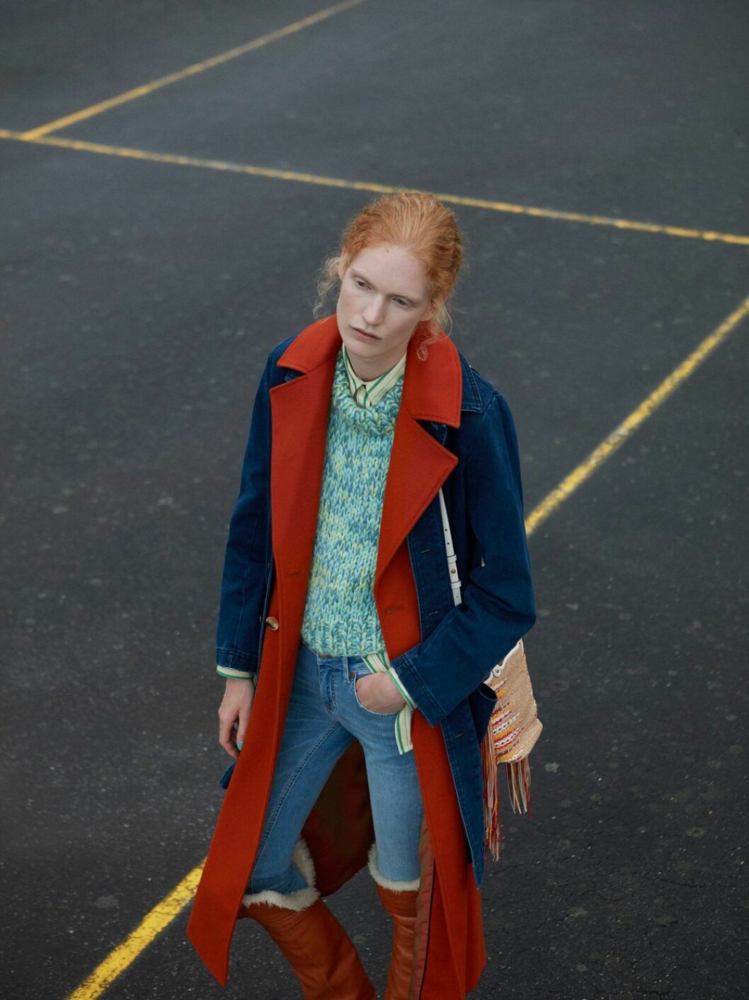 Jacka, 3 499 kr, Nygårdsanna. Väst, 3 199 kr, Gestuz. Stickad tröja, 800 kr, Wood Wood. Skjorta, 3 073 kr, Acne Studios. Jeans, 1 299 kr, Boomerang. Väska, 6 299 kr, Tory Burch. Denimkappa med mörkblåa och röda detaljer, hösttrend 2019 – denim