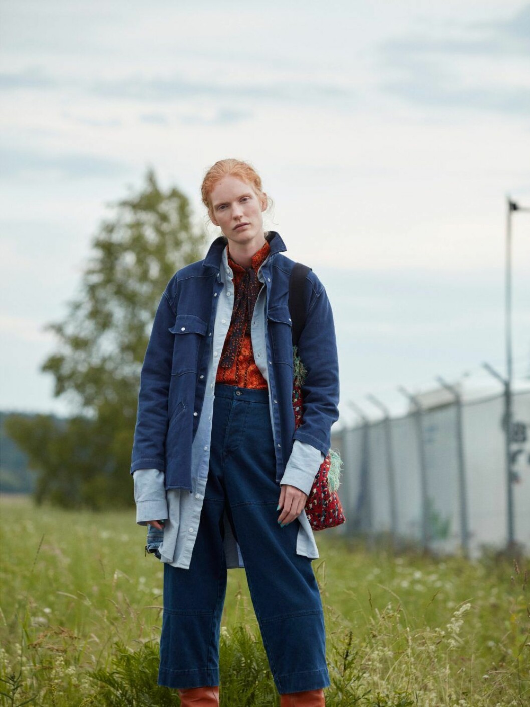 Denimskjorta, 2 000 kr, Our Legacy. Lång denimskjorta, 1 200 kr, Remake Sthlm. Blus, 1 346 kr, och väska, 2 795 kr, båda Rodebjer. Bomullsbyxor, 2 899 kr, Nygårdsanna. Höga boots, 15 793 kr, Celine. Mörkblå jeansjacka stylas med ljusblå jeansskjorta, hösttrend 2019 – denim