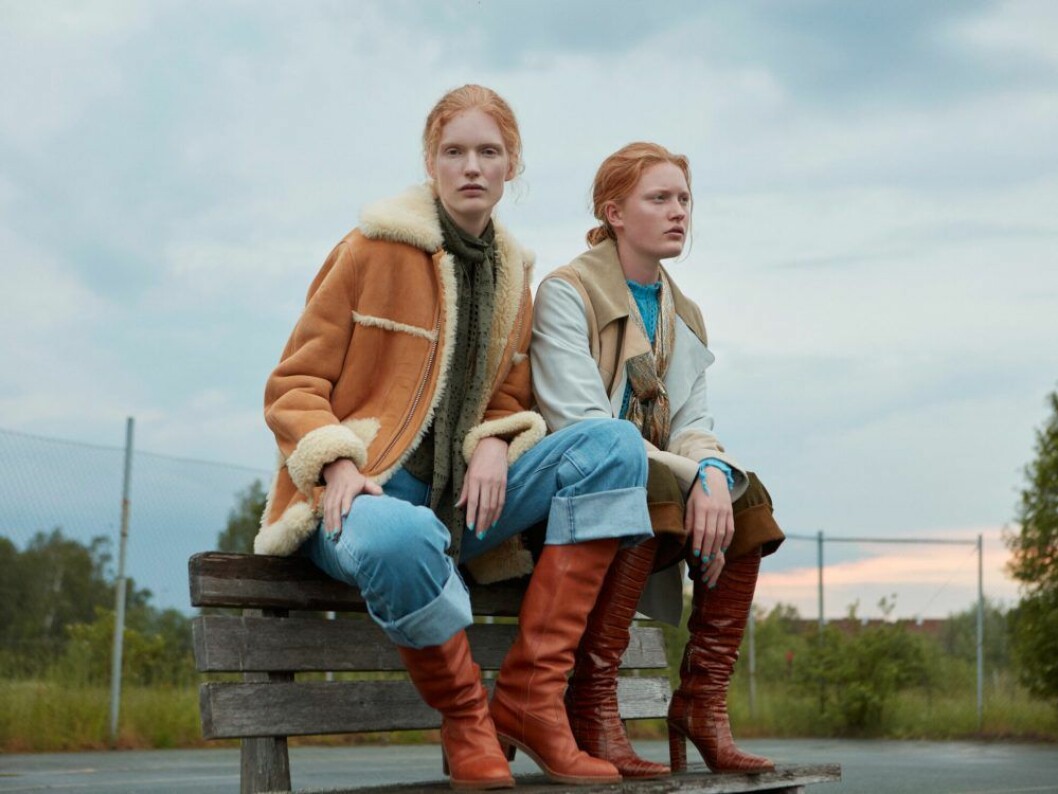 Anniek, till vänster: Jacka, 60 000 kr, och stövlar, 15 780 kr, båda Celine. Knytbus, 2 649 kr, Ganni. Jeans, 1 299 kr, Neuw. Alderney, till höger: Jacka, 12 000 kr, Filippa K. Stickad tröja, 3 603 kr, Acne Studios. Jeans, 3 182 kr, M Missoni. Scarf, 1 265 kr, Valentine Gauthier. Stövlar, 10 590 kr, Max Mara. Jeans stylade med trendiga knähöga stövlar, hösttrend 2019 – denim