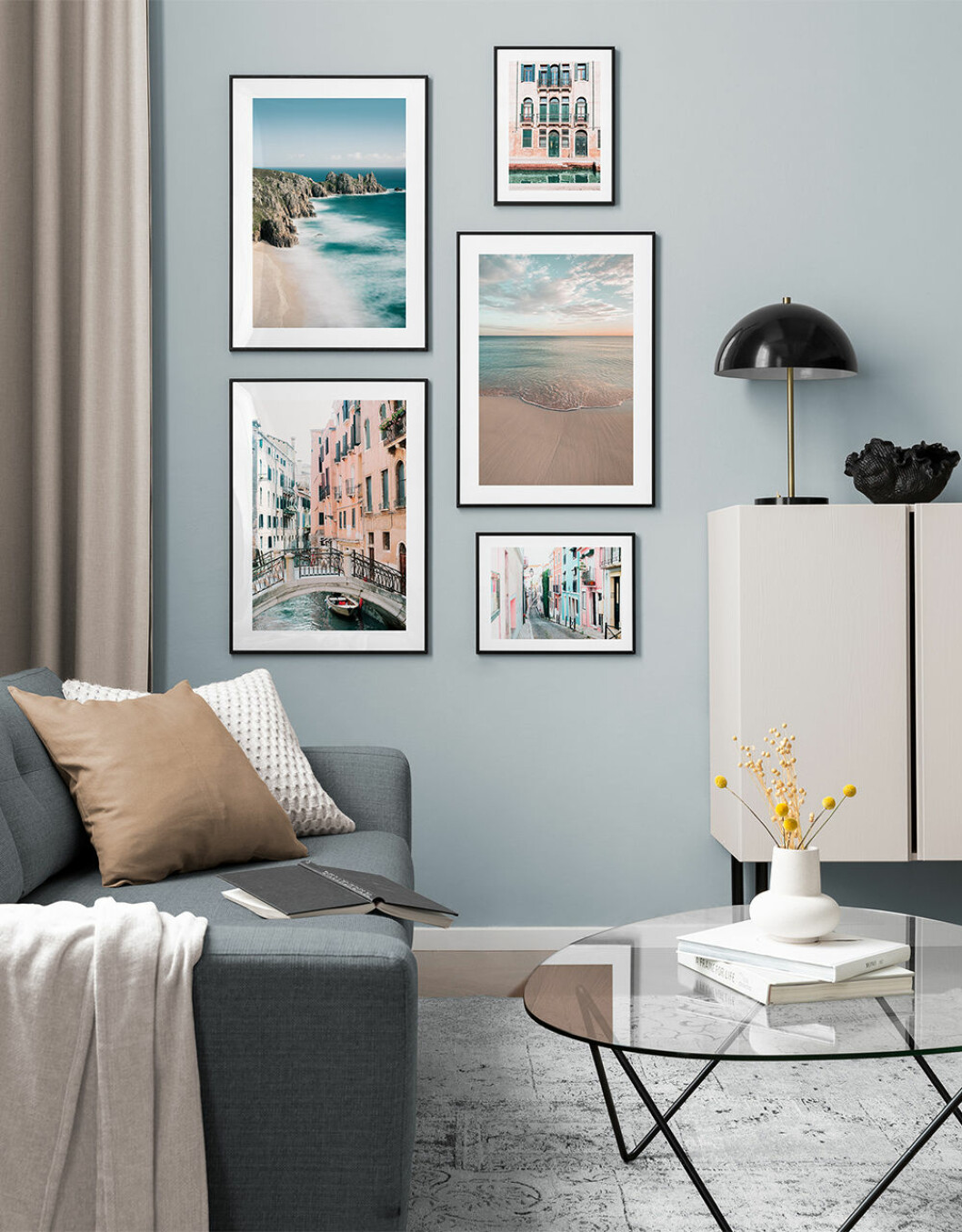 Foto och motiv: <a href="https://www.instagram.com/desenio/?hl=sv" target="_blank" rel="noopener">Desenio</a> inspiration till tavelvägg med posters
