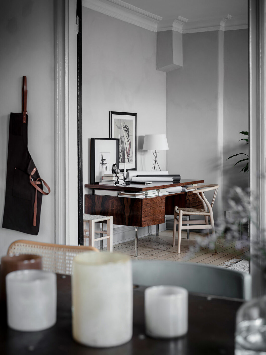 Styling: Livin deco. Foto: Anders Bergstedt för <a href="https://entrancemakleri.se/" target="_blank" rel="noopener">Entrance mäkleri</a>/mäklare Erika Bergholm Neutrala färger skapar en tidlös känsla i ett rum