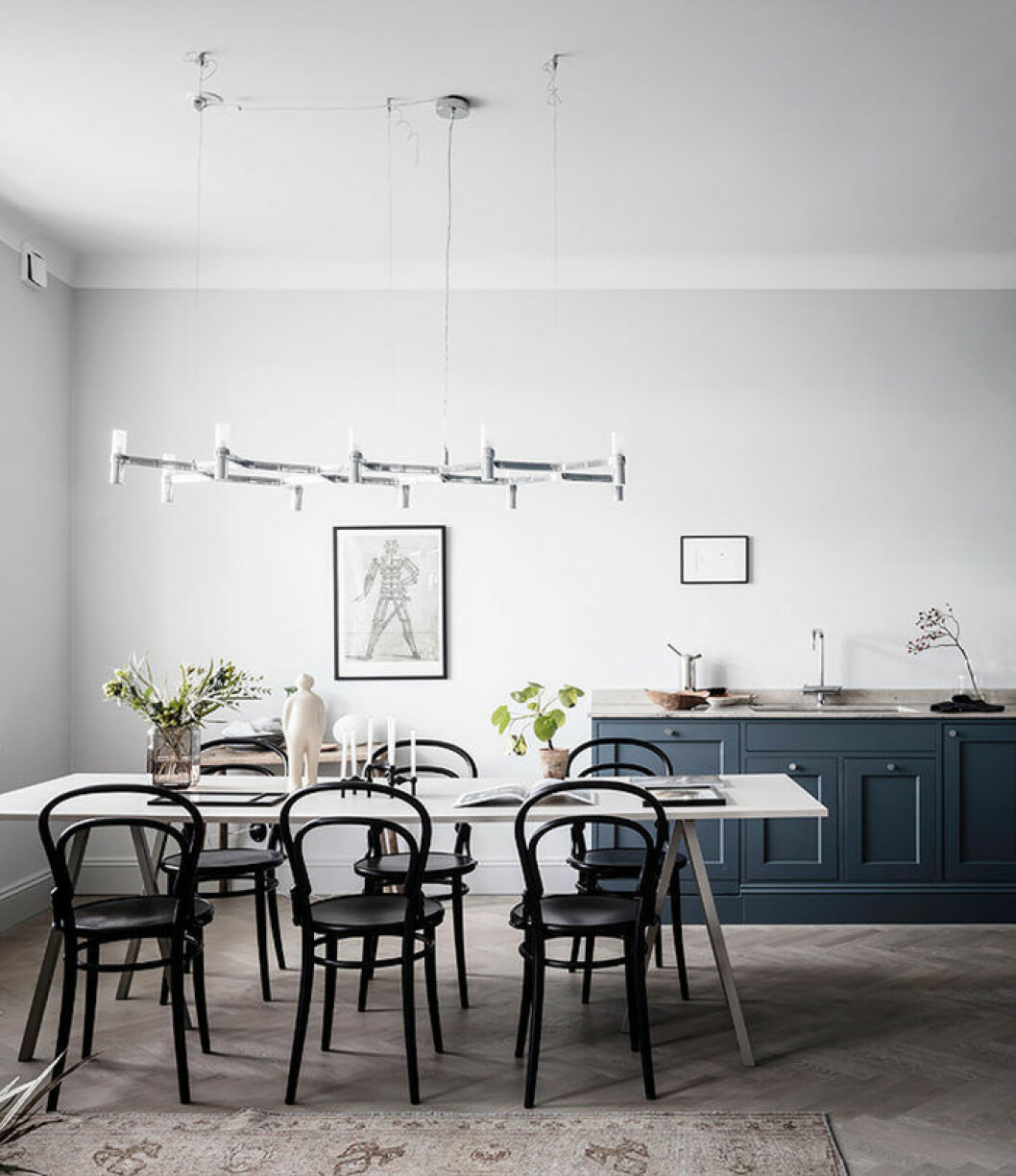 När du väljer klassiska designstolar kan de hänga med från hem till hem – oavsett inredningsstil. | Foto: Anders Bergstedt Styling: Elli Roshandel/Nouvel Interior för <a href="https://www.instagram.com/entrancemakleri/" target="_blank" rel="noopener">Entrance</a>/mäklare: Erika Bergholm Klassiska designerstolar är ett tidlöst val i den skandinaviska inredningen