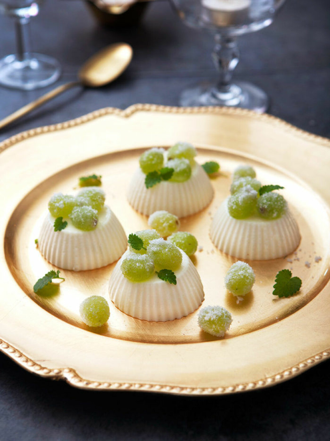 Champagne-pannacotta med glittriga vindruvor. Champagne-pannacotta med glittriga vindruvor.