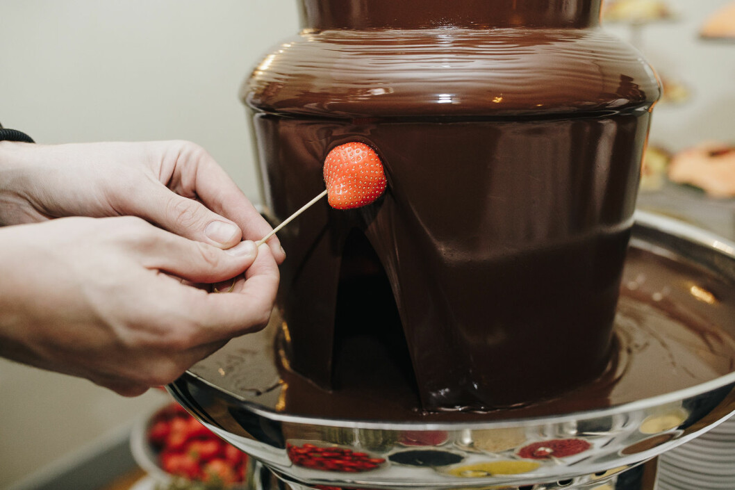 Gästerna kunde doppa jordgubbar i chokladfontänen.