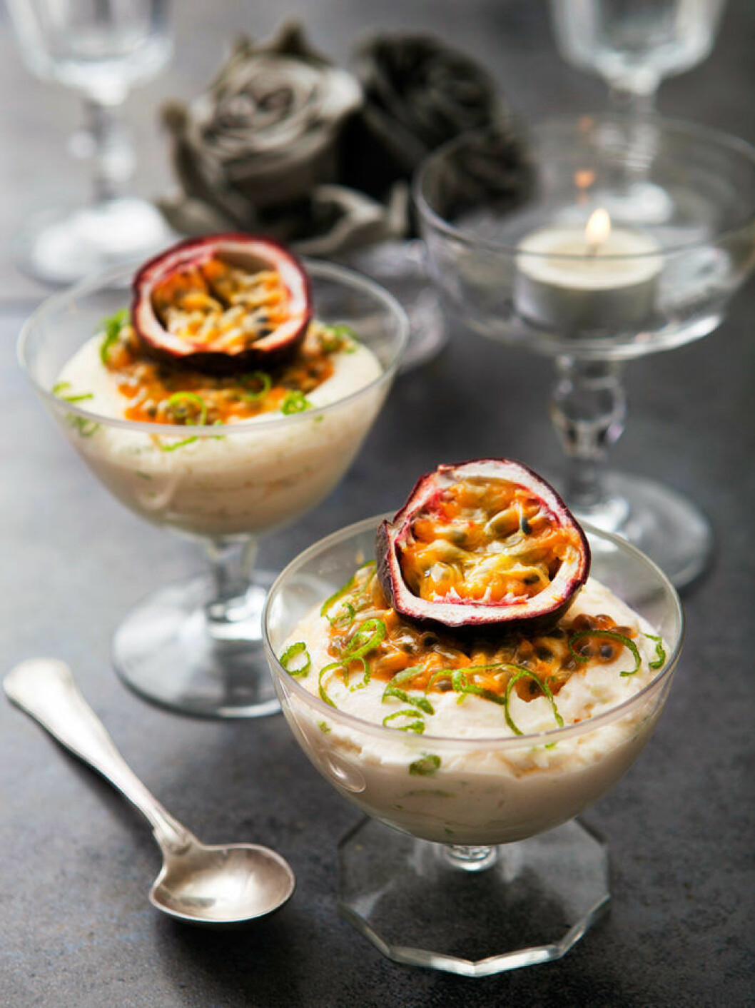 Vit chokladmousse med lime och passionsfrukt. Vit chokladmousse med lime och passionsfrukt.
