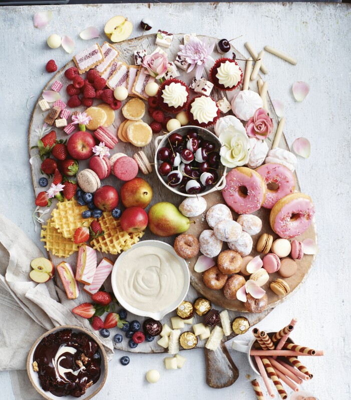 Dessertplanka med söta godsaker. Dessertplanka