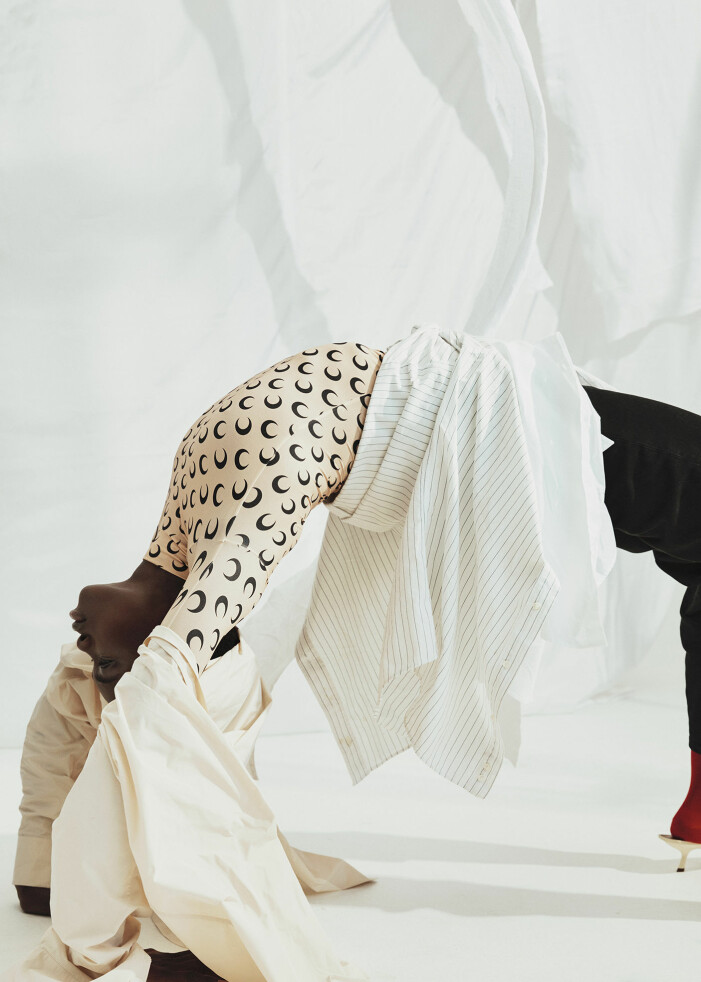 Tröja, 2 845 kr, Marine Serre x MyTheresa. Aprikosfärgad skjorta av återvunnen polyester, 790 kr, Cos. Randig upcyclad skjorta, pris vid förfrågan, Hodakova. Vit skjorta av ekologisk bomull, 2 878 kr, Mother of Pearl. Byxor av ekologisk bomull, 2 300 kr, Totême. Aprikosfärgad skjorta av återvunnen polyester, randig upcyclad skjorta, vit skjorta av ekologisk bomull
