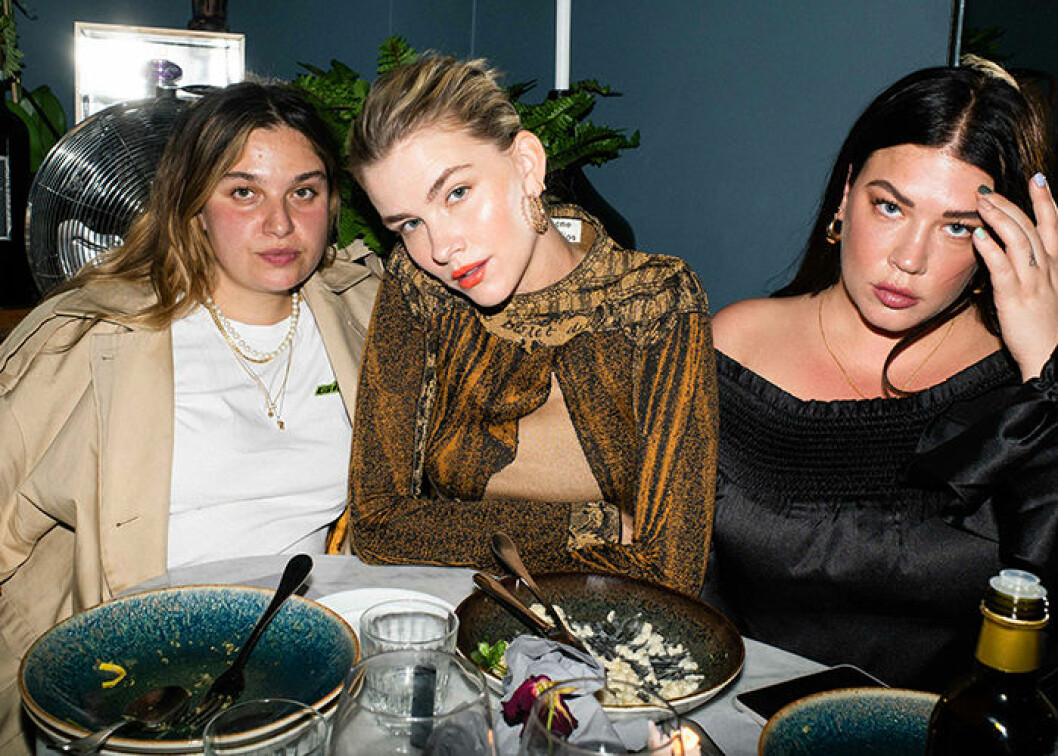 Nadia Kandil, Elsa Ekman och Cassandra Klatzkow ligger bakom podden <a href="https://play.acast.com/s/detskaver" target="_blank" rel="noopener">Det Skaver</a>. Foto: Rami Hanna
