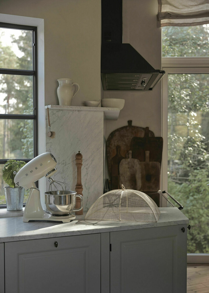 <span class=" bold" data-lab-bold_desktop="bold">Tips!</span> Marmor gör sig utmärkt i neutrala miljöer, gärna tillsammans med andra grå inslag. Foto: Idha Lindhag | Syns i: <a target="_blank" href="https://www.elle.se/decoration/kann-lugnet-hemma-hos-influencern/8665096" class="">Rofyllt och harmoniskt hemma hos influencern</a>. Platsbyggda möbler inredningstips