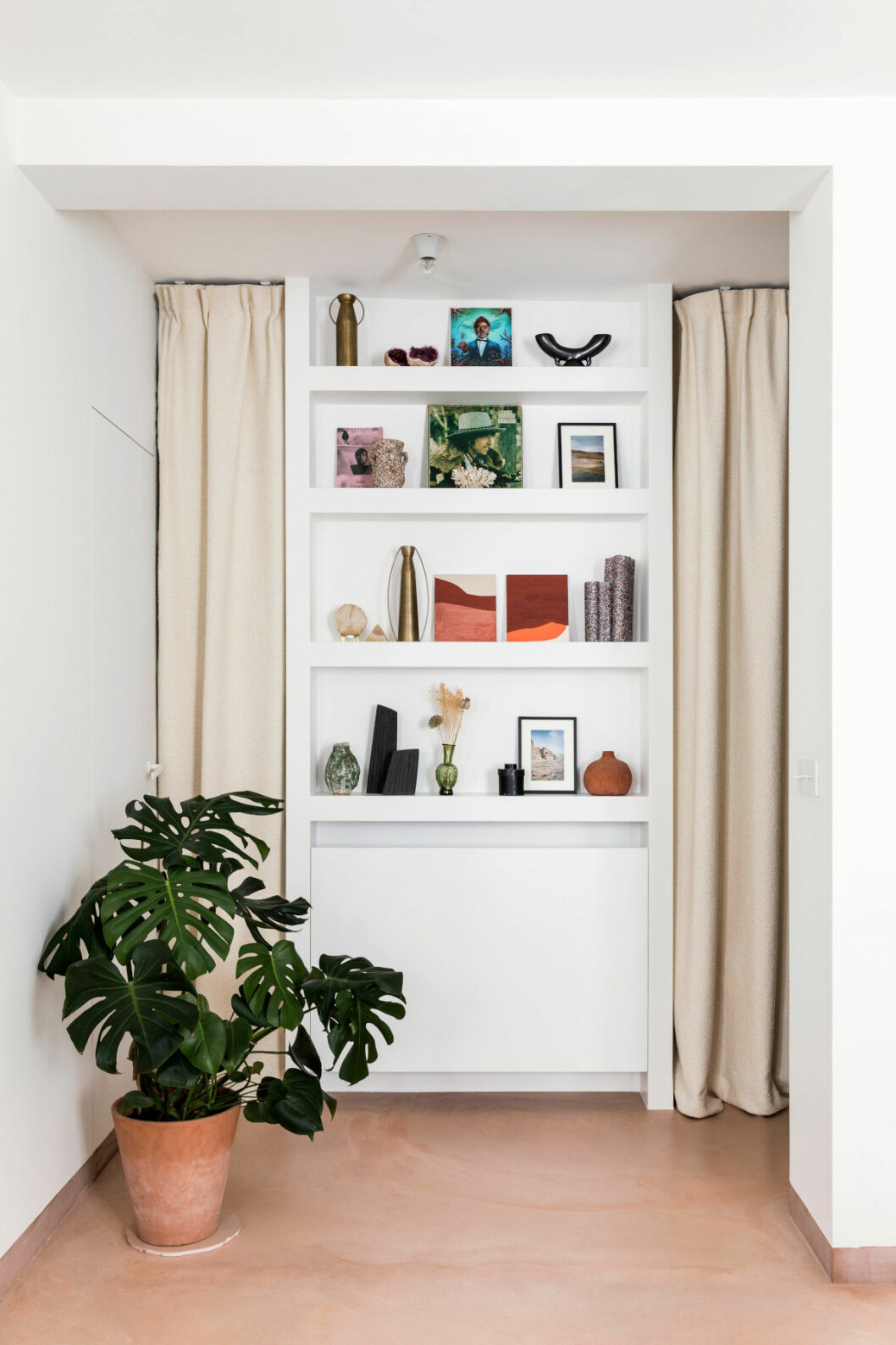 Detaljbild på hylla hemma hos inredningsarkitekten Rebecca Benichous i Paris