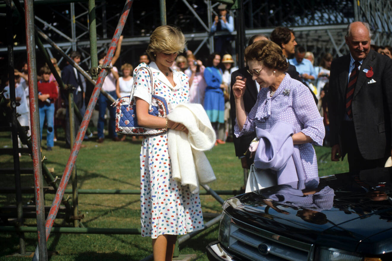 Diana och drottning Elizabeth på hästpolo, 1983.