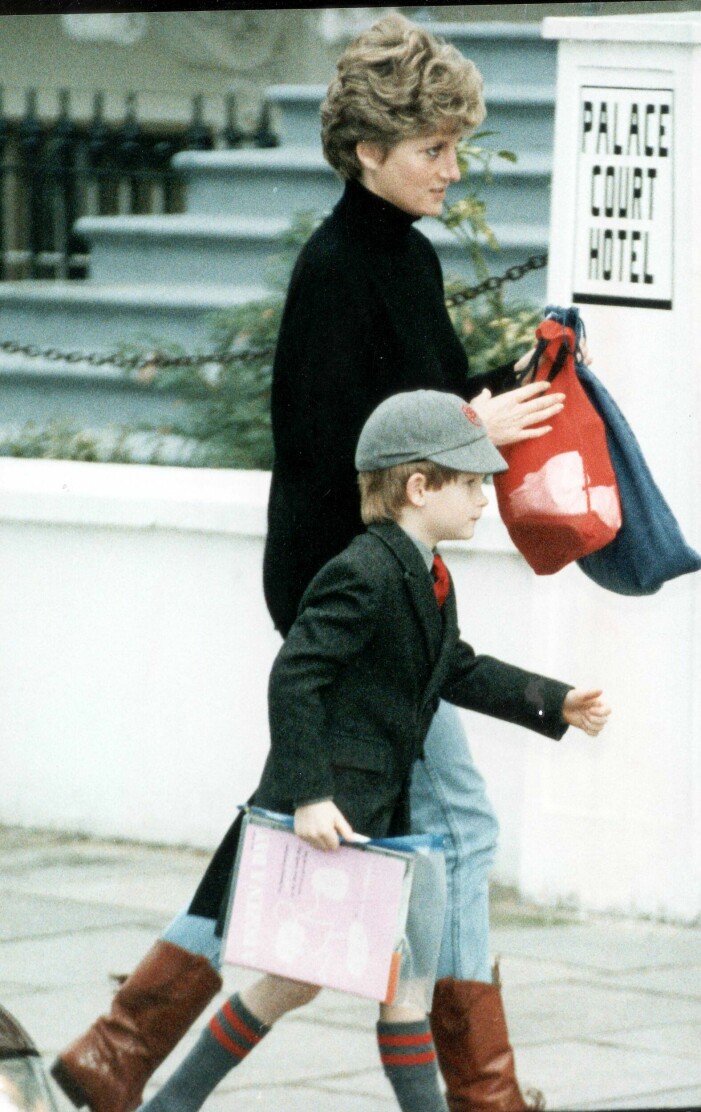 Diana och Harry utanför sonens skola första dagen efter juluppehållet i januari 1992.